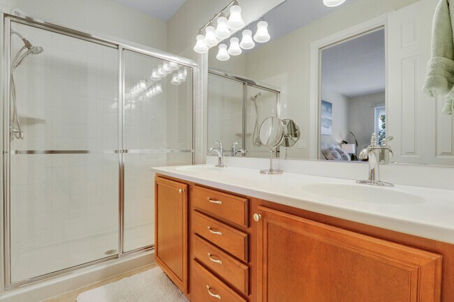 Building Photo - 1323 N Jeaga Dr