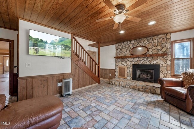 Building Photo - Mini Farm on 2 acres