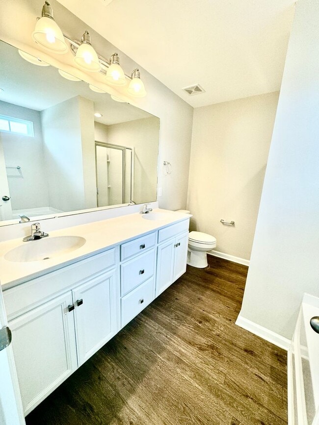 Building Photo - 3 Bed 2 Bath Townhome Located in Cokers Co...