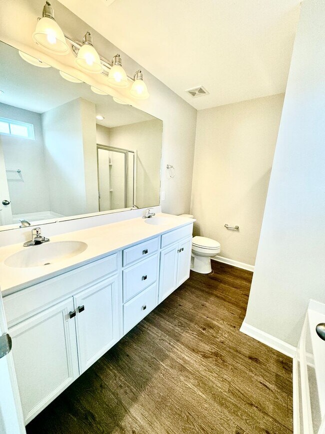 Building Photo - 3 Bed 2 Bath Townhome Located in Cokers Commons in Goose Creek!