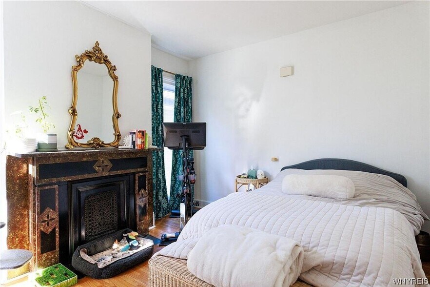 Building Photo - 129 College St