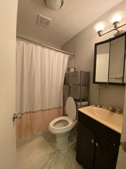 Building Photo - 172 Bigelow St