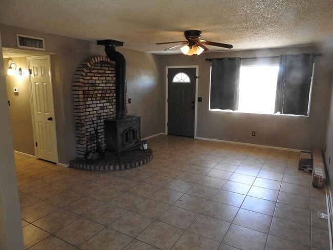 Building Photo - 4 Bedroom with large yard
