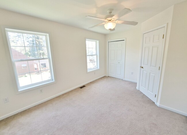 Building Photo - 2 Bed / 1-1/2 Bath Townhome