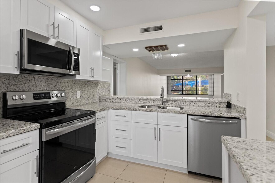 Building Photo - 1719 Whitehall Dr