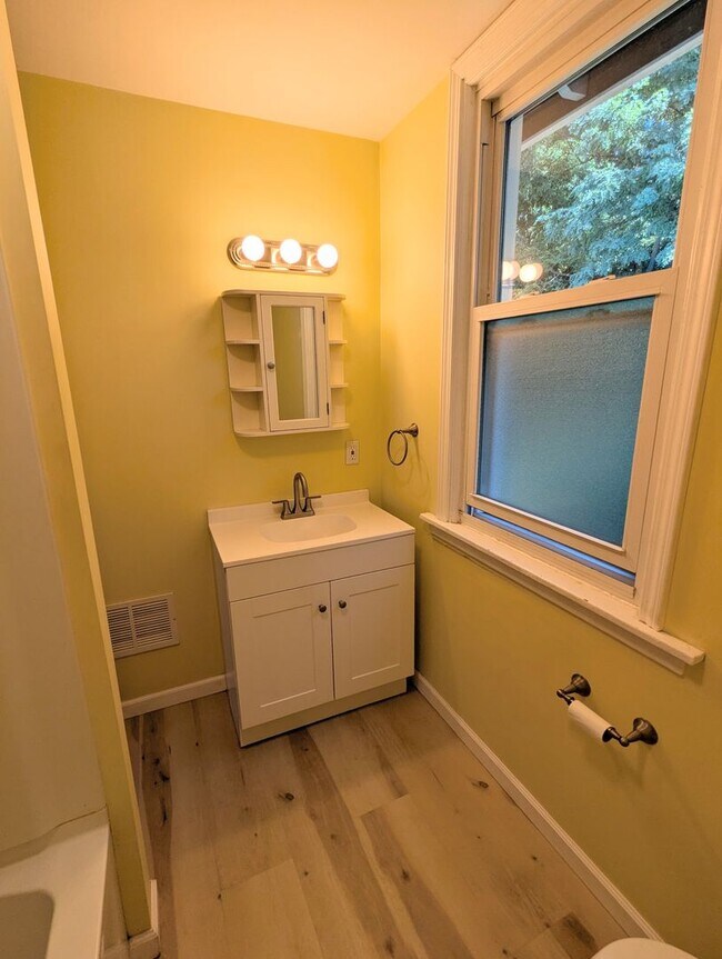 Building Photo - 3 Bedroom 1 Bathroom Single Family Home (G...