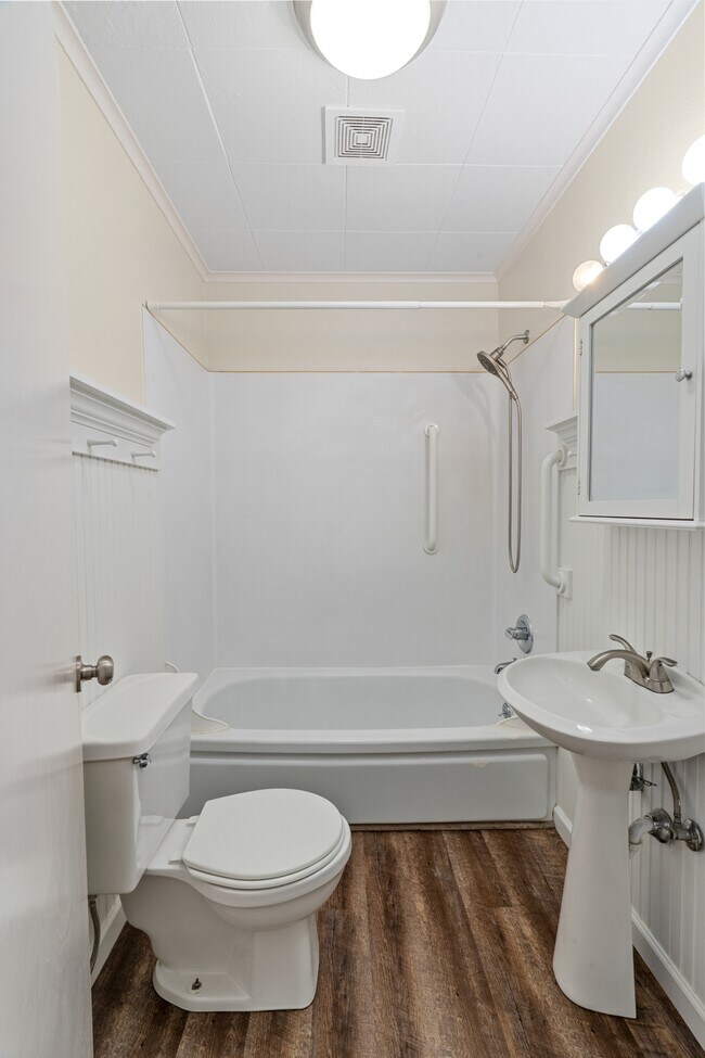 Building Photo - 208 S Chehalis St