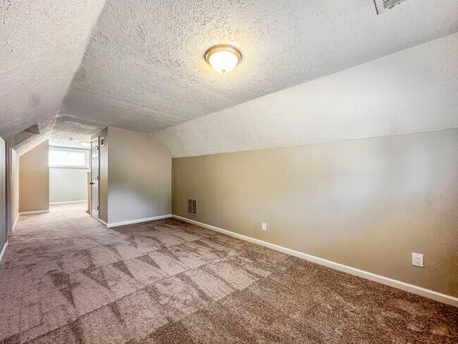 Building Photo - 7065 Merrywood Dr