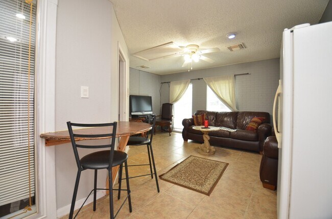 Building Photo - 13102 Richmond Ave.