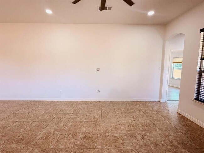 Building Photo - 3500 Esperanza Dr