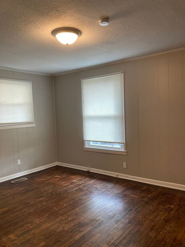 Building Photo - West Nashville 3BR Duplex - Free Rent