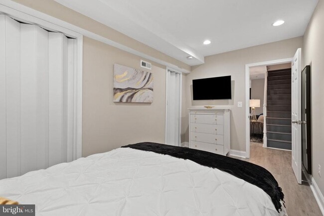 Building Photo - 2219 E Chase St