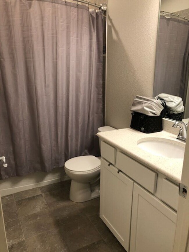 Building Photo - Beautiful 3 bed, 3 bath Townhome in West W...
