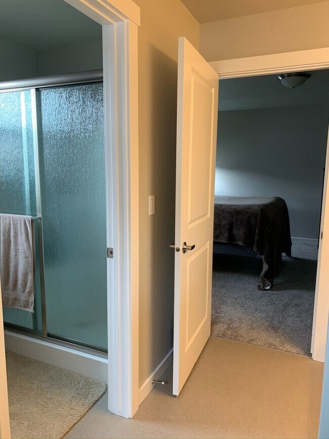 Building Photo - Newer 4 bed 2.5 bath home off Overland and...
