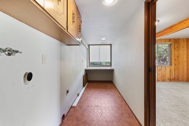 Building Photo - Hard to find 5 bedroom home in Tamoshan ne...