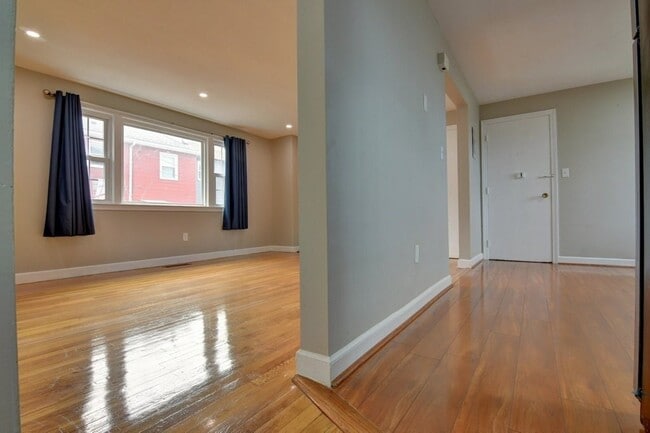 Building Photo - 30 Trull St
