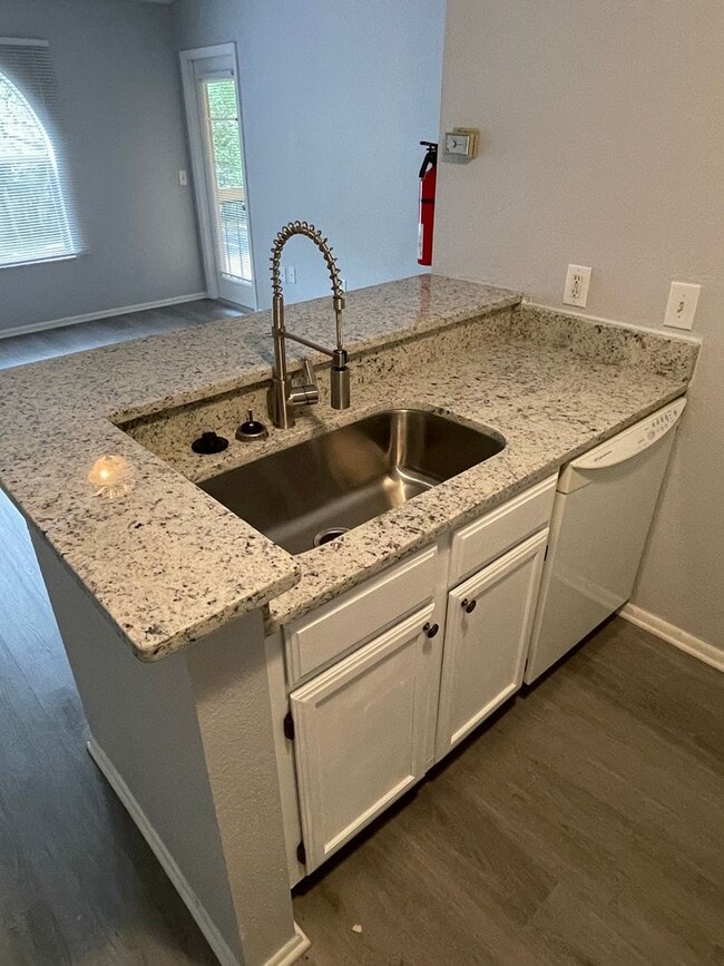 Building Photo - Prime Location! Water included! 2-bed 1-bath Condo!