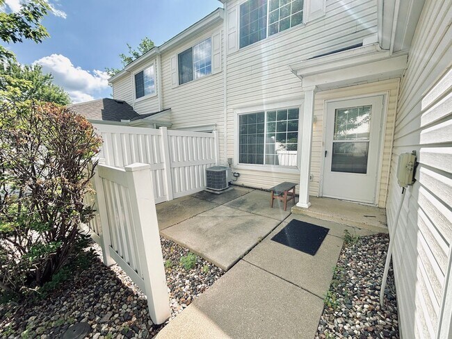 Building Photo - 2 Bedroom Townhome Nestled in The Heart of...