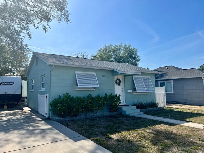 Building Photo - 2 Bed/1Bath/1 Car Garage Home