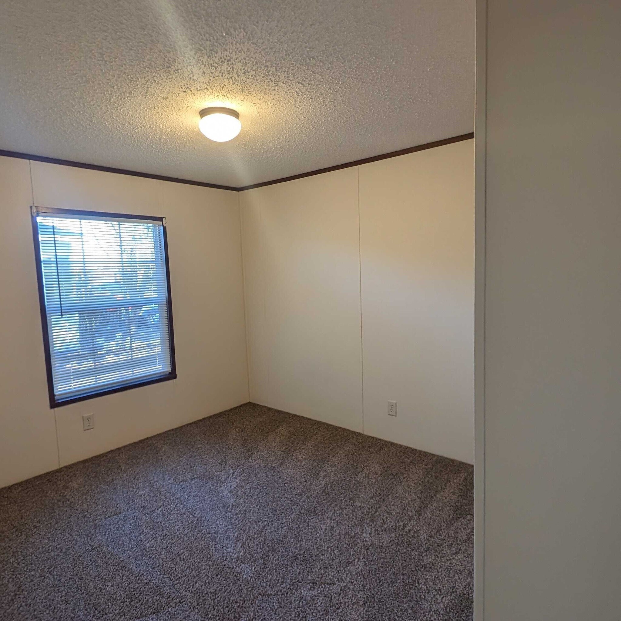 Building Photo - 15562 Pine Ridge Dr