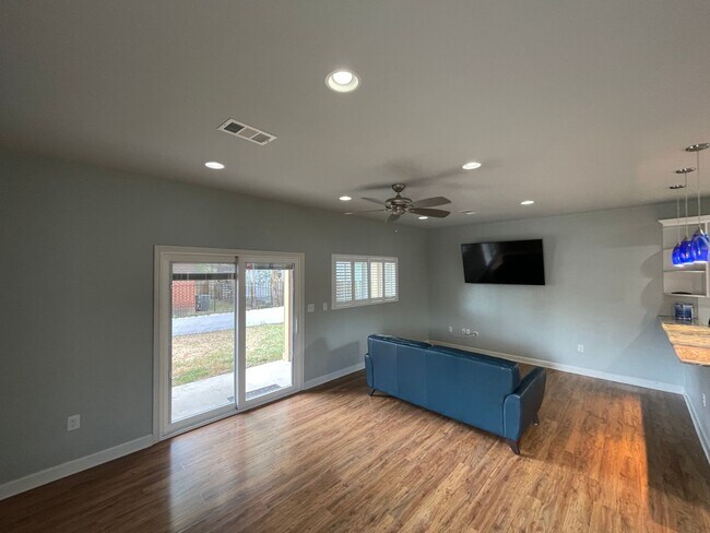 Building Photo - Amazing detached 2/2.5 duplex in Central Austin!!!