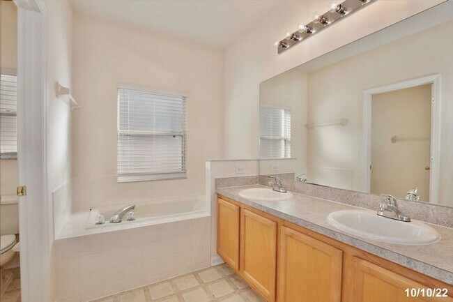 Building Photo - Amazing 3/2 Spacious Home with a Bonus Roo...