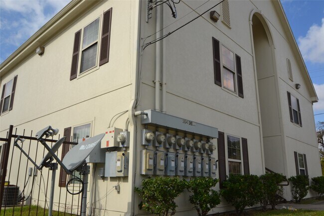 Building Photo - 304 Dell Ct