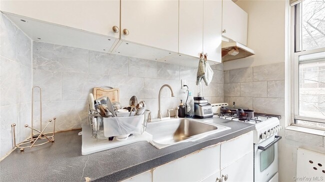 Building Photo - 105-25 64th Ave