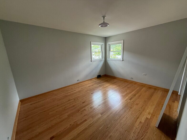 Building Photo - 8447 N Oriole Ave