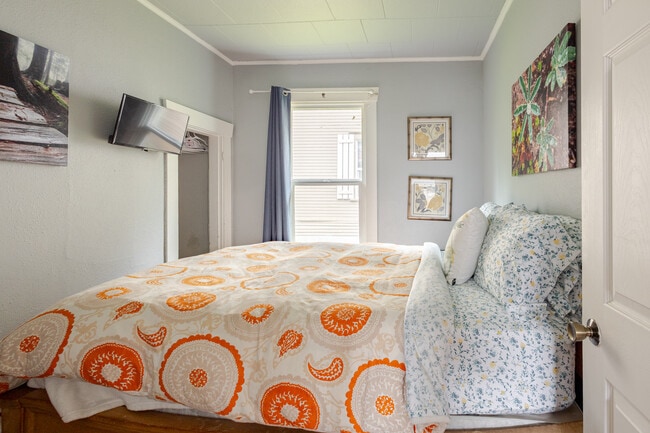 Building Photo - Charming 2-Bedroom Home Near Downtown Bellingham – Private Yard & Cozy Living