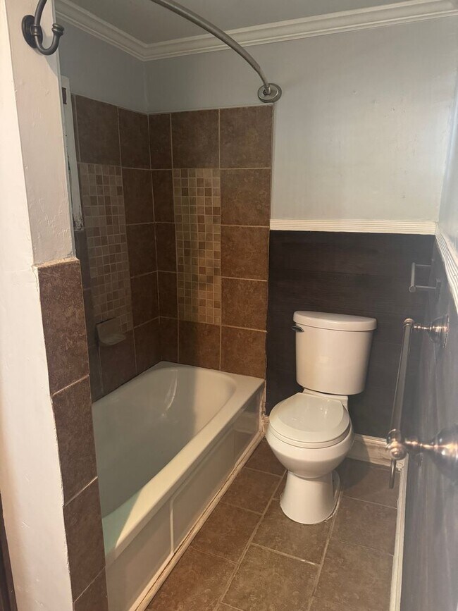 Building Photo - Downtown Greenville Home with a large fenc...