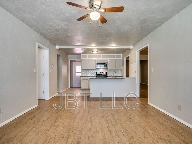 Building Photo - 2132 Andover Ct