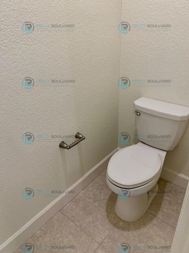 Building Photo - Gorgeous Newer 3 Bedroom Home! Located off...