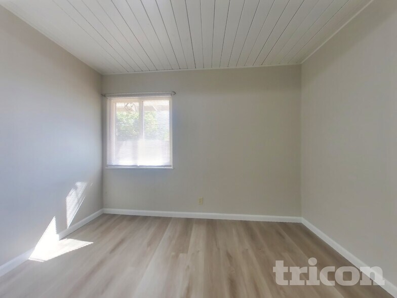 Building Photo - 1475 Knights Row