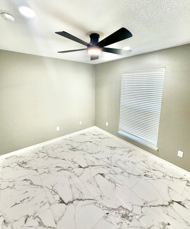 Building Photo - AVAILABLE NOW!!