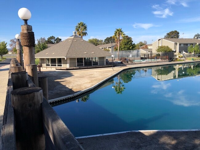 Building Photo - 818 Juno Ln