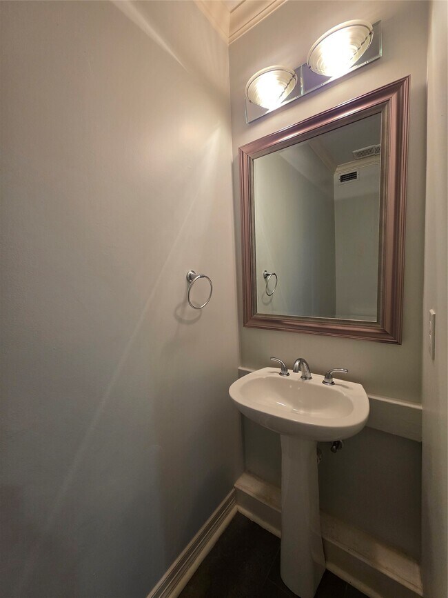 Building Photo - 1714 Roy St