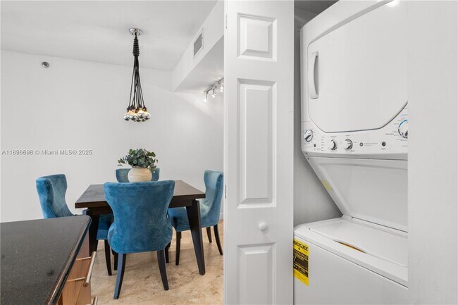 Building Photo - 1621 Bay Rd