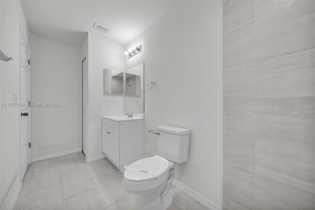 Building Photo - 614 SW 3rd Ct