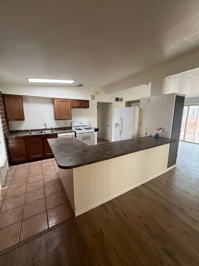Building Photo - Central 3 Bedroom 2 Bath Burnt Adobe Home with Pool
