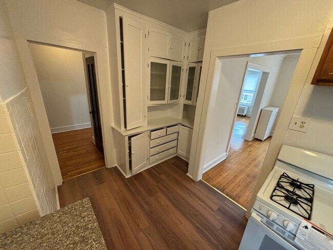 Building Photo - 2216 W Thome Ave