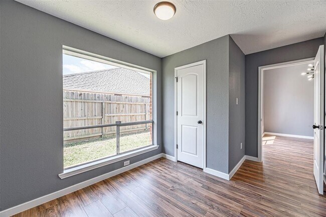 Building Photo - 9403 Bollingbrook Dr
