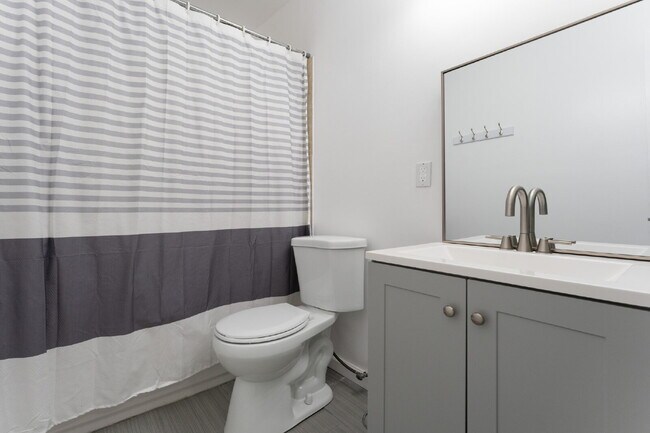Building Photo - Update 2 Bed 1 Bath in The Nations
