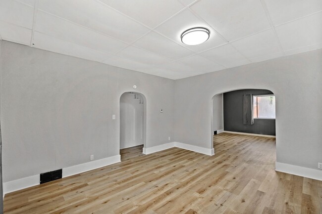 Building Photo - Gorgeous 4 bedroom home in Pittsburgh avai...