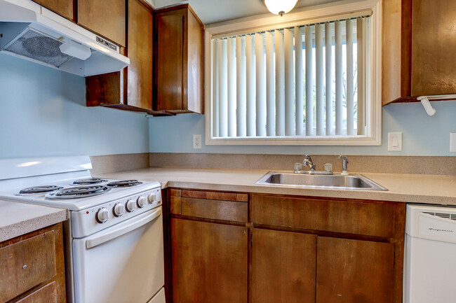 Building Photo - Perfect 2 Bedroom 1 Bath w/ Washer & Dryer...