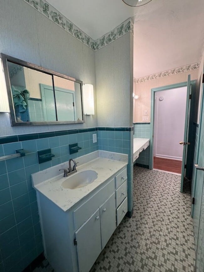 Building Photo - Spacious Brick Rancher