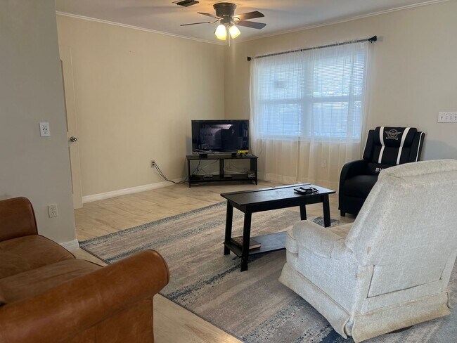 Building Photo - 4BD/2BA on the Island!