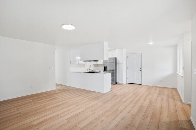 Building Photo - 1303-1312 12th Ave NW