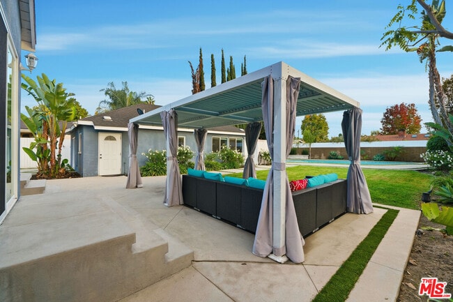 Building Photo - 15040 Hamlin St