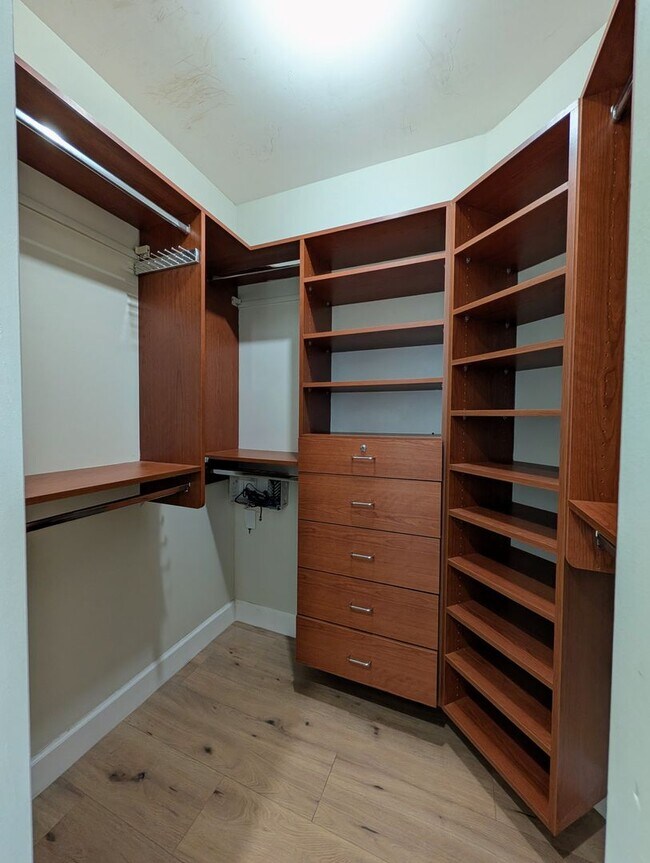 Building Photo - Modern 1BR/1BA Condo with 2 Parking Spaces – Prime Coral Gables Location